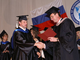 Почетный профессор ИМБО А.Н.Смирнов вручает дипломы